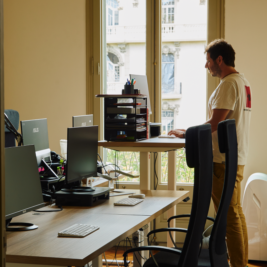Trabajar de pie con un escritorio elevable eléctrico: mi experiencia